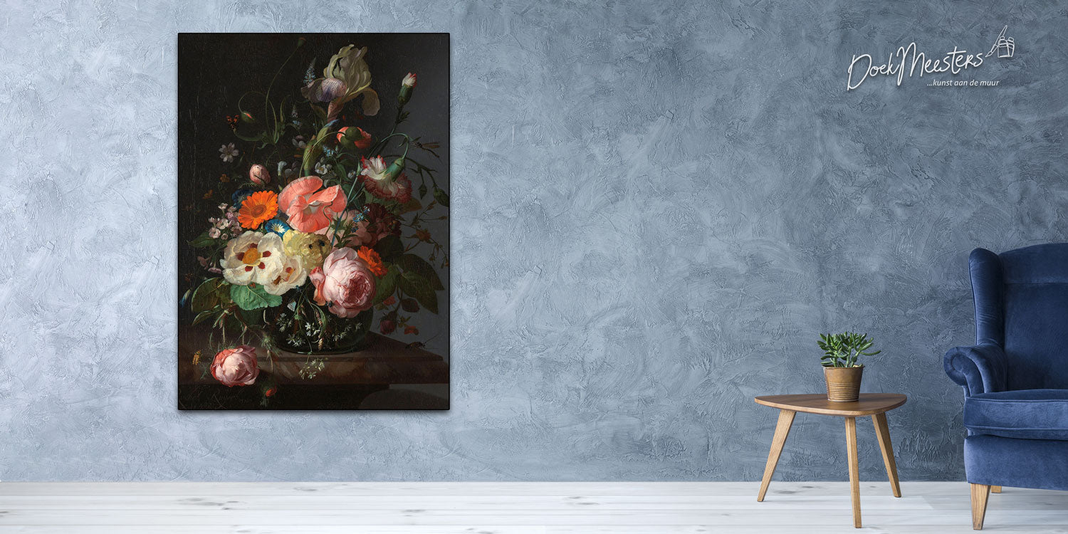 Stilleven met bloemen op een marmeren tafelblad